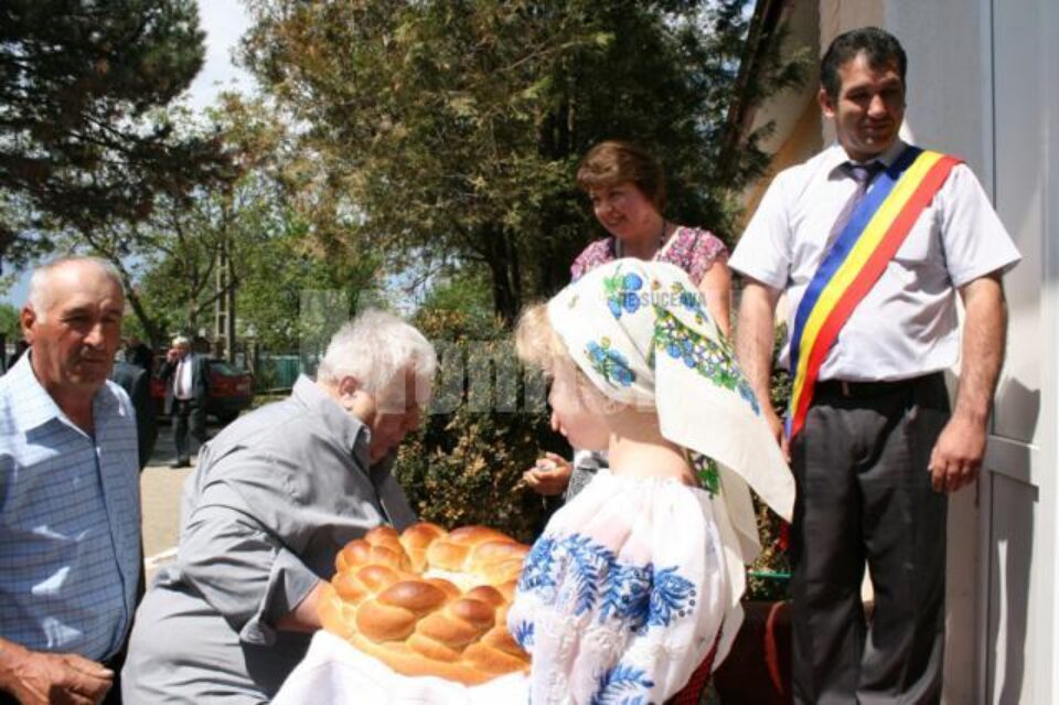 Foștii elevi, întâmpinați cu pâine și sare
