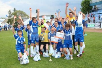 Bucuria victoriei pentru mici fotbaliști de la CSMS Iași, câștigătoarea de la cluburi sportive