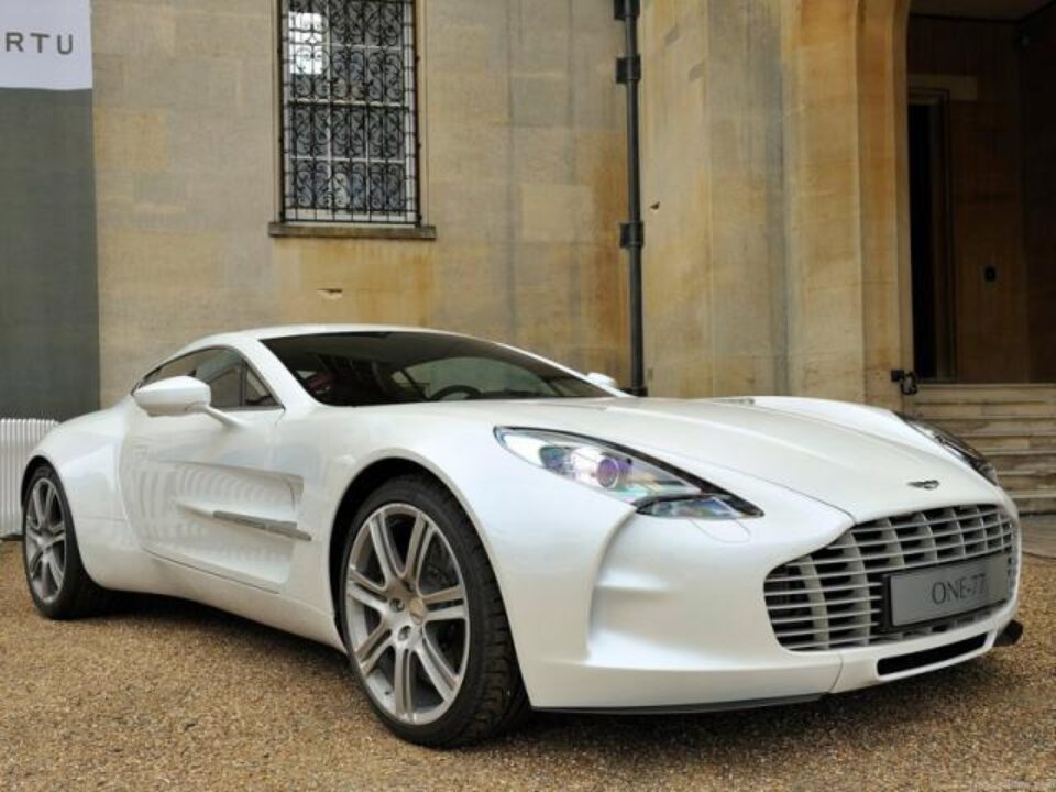 Aston Martin One-77, devorator de asfalt