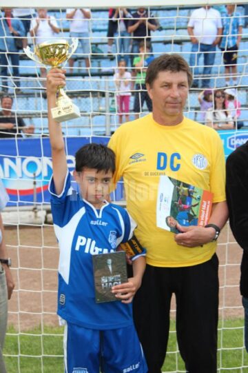 Căpitanul echipei câștigătoare al cluburi, CSMS Iași, alături de antrenorul său
