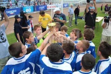Bucuria victoriei pentru mici fotbaliști de la CSMS Iași, câștigătoarea de la cluburi sportive