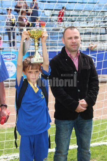 Căpitanul echipei din Dumbrăveni ridicând cupa campioanei județene