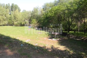 Pungi, pet-uri și resturi, aruncate peste tot