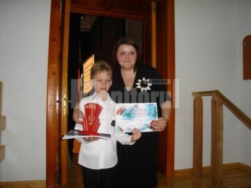 Dennis Vasile Avram, împreună cu profesoara Adriana Iftimiu