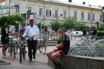 Avocatul Traian Andronachi a mers cu bicicleta pentru a discuta cu rădăuțenii