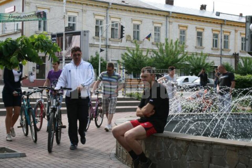 Avocatul Traian Andronachi a mers cu bicicleta pentru a discuta cu rădăuțenii
