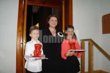 Iulia Maria Marcean și Dennis Vasile Avram, împreună cu profesoara Adriana Iftimiu
