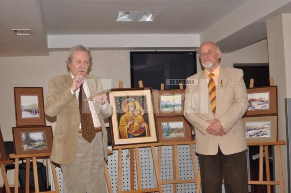 Roman Istrati și Ioan Bodnar prezentând oferta expozițională