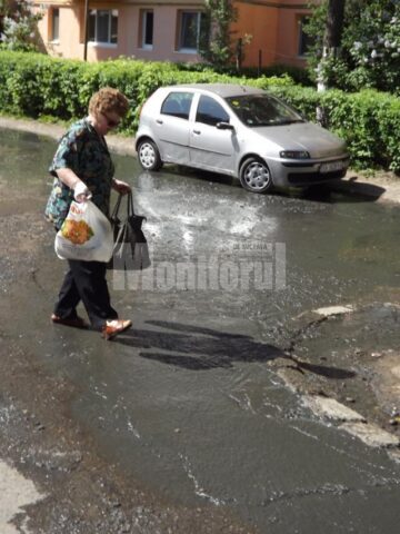 Bătrânii au fost nevoiți să calce în apa mizerabilă