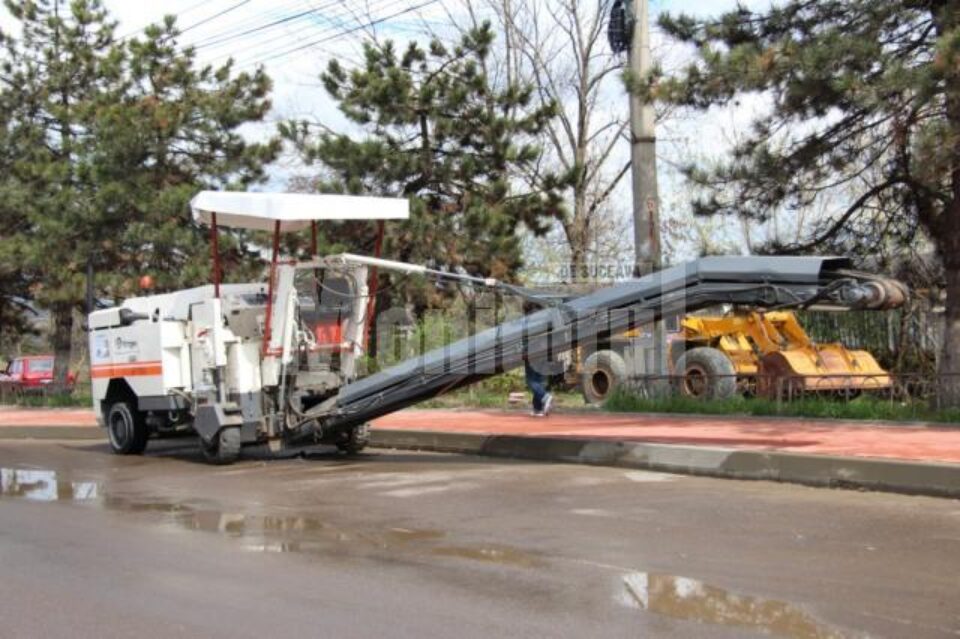 Pentru ca traficul rutier să fie cât mai puțin afectat, constructorii frezează străzile pe timp de noapte Pentru ca traficul rutier să fie cât mai puțin afectat, constructorii frezează străzile pe timp de noapte