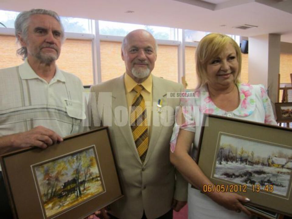 Arcadie Opaiț, Ioan Bodnar și Liliana Aghiorghicesei cu lucrările achiziționate