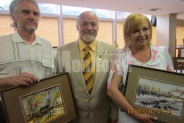 Arcadie Opaiț, Ioan Bodnar și Liliana Aghiorghicesei cu lucrările achiziționate