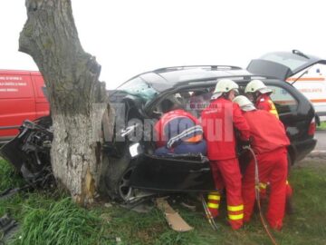 Echipajul SMURD a scos cu mare geutate șoferul din mașină, acesta având picioarele prinse între fiarele contorsionate
