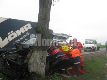 BMW-ul și în plan secund Fordul pe care l-a acroșat