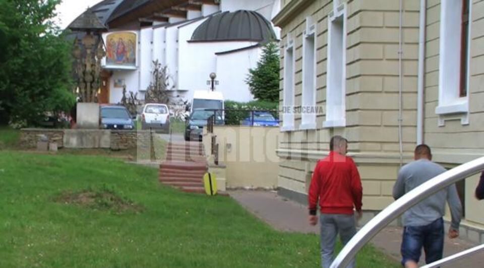 După ce polițiștii le-au dat jos cătușele, Irimiciuc și Zlotar, însoțiți de câțiva prieteni, au fugit din sediul Palatului de Justiție