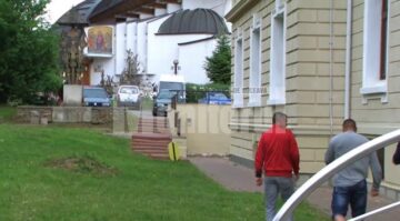 După ce polițiștii le-au dat jos cătușele, Irimiciuc și Zlotar, însoțiți de câțiva prieteni, au fugit din sediul Palatului de Justiție