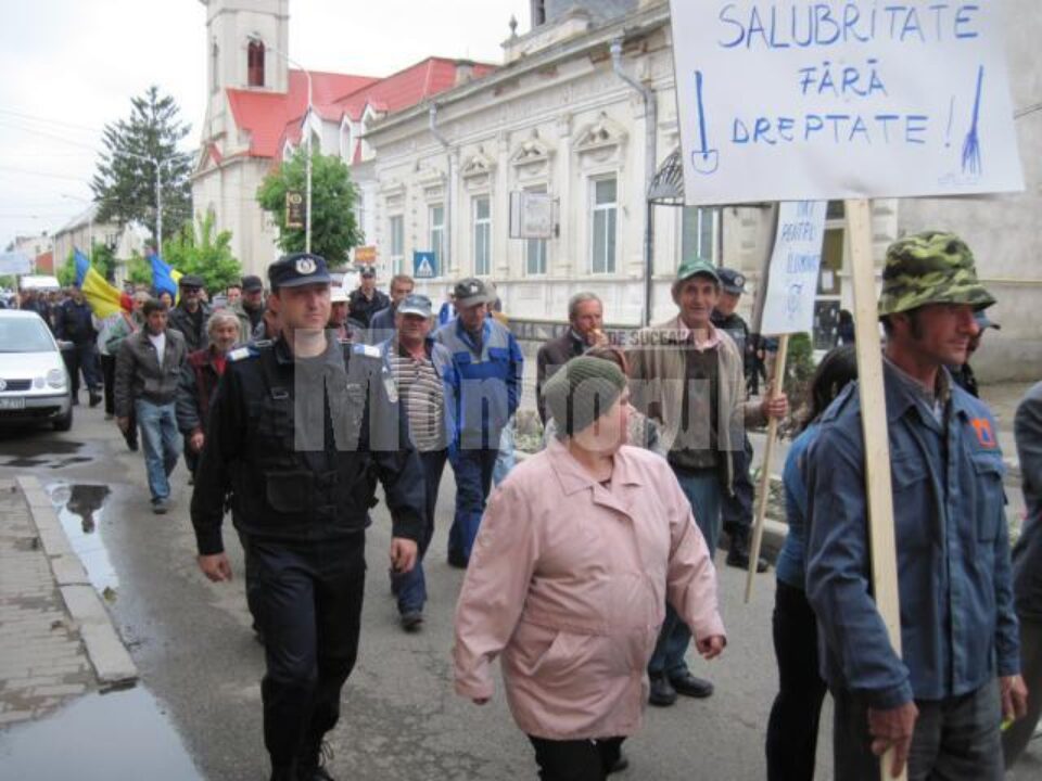 Manifestanții au fost flancați de mai bine de 20 de polițiști și jandarmi
