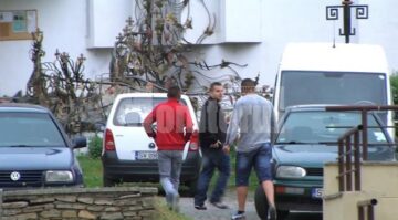 După ce polițiștii le-au dat jos cătușele, Irimiciuc și Zlotar, însoțiți de câțiva prieteni, au fugit din sediul Palatului de Justiție