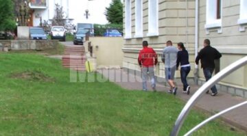 După ce polițiștii le-au dat jos cătușele, Irimiciuc și Zlotar, însoțiți de câțiva prieteni, au fugit din sediul Palatului de Justiție