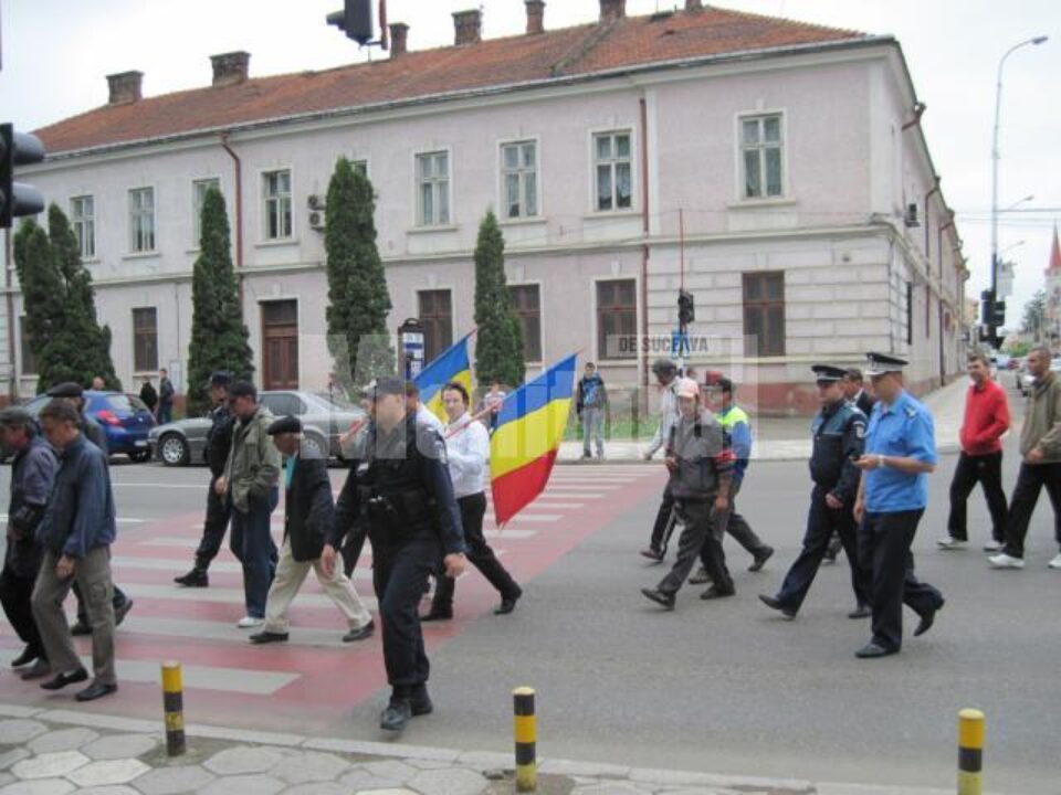 Manifestanții au fost flancați de mai bine de 20 de polițiști și jandarmi