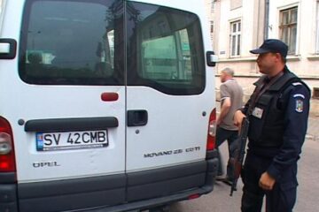 Caseta de argint în care s-a păstrat inima Reginei Maria a ajuns aseară, sub escortă armată, la Suceava