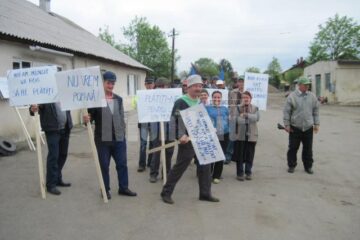 Manifestanții au fost flancați de mai bine de 20 de polițiști și jandarmi