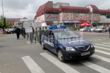 O sută de angajați de la firma SC Servicii Comunale SA Rădăuți au participat ieri la un marș de protest