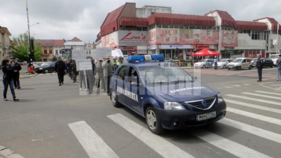 O sută de angajați de la firma SC Servicii Comunale SA Rădăuți au participat ieri la un marș de protest