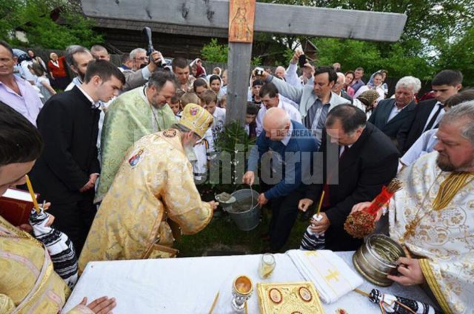 ÎPS Pimen a așezat piatra de temelie pentru altarul viitoarei biserici din Vicovu de Sus ÎPS Pimen a așezat piatra de temelie pentru altarul viitoarei biserici din Vicovu de Sus