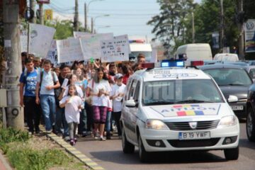 Marș pe străzile Sucevei, împotriva drogurilor, tutunului, violenței