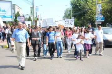 Marș pe străzile Sucevei, împotriva drogurilor, tutunului, violenței