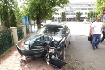 Autoturismul Audi s-a izbit violent de un copac de pe trotuar