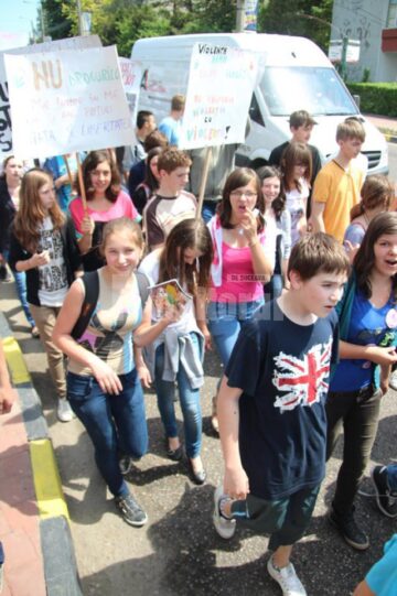 Marș pe străzile Sucevei, împotriva drogurilor, tutunului, violenței