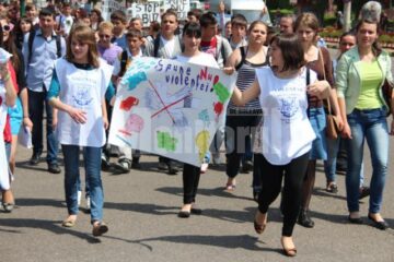 Marș pe străzile Sucevei, împotriva drogurilor, tutunului, violenței