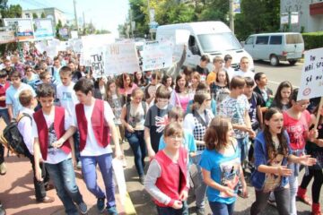 Marș pe străzile Sucevei, împotriva drogurilor, tutunului, violenței