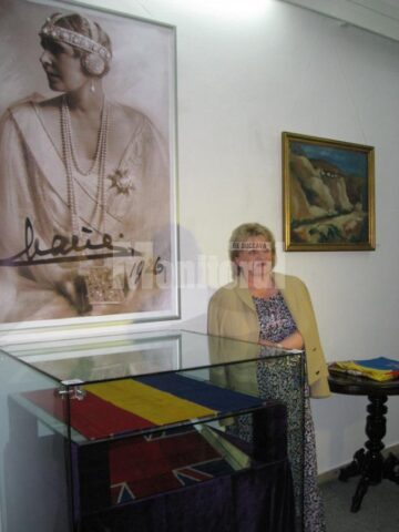 Muzeografa Benonia Jităreanu prezentând expoziția