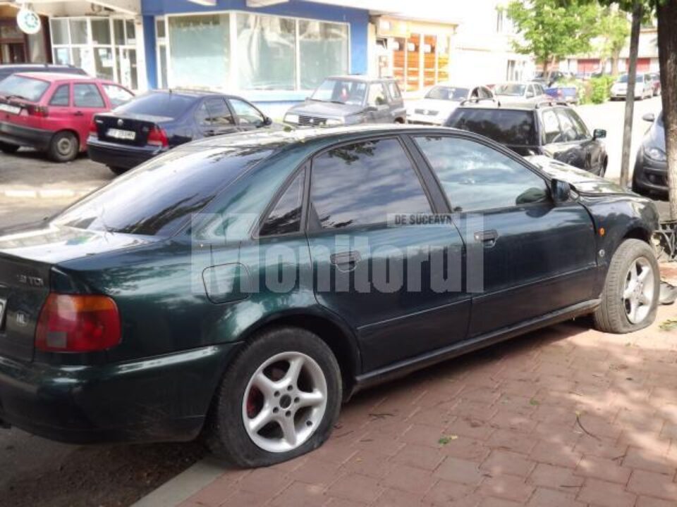 Autoturismul Audi s-a izbit violent de un copac de pe trotuar