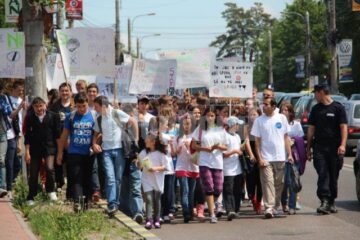 Marș pe străzile Sucevei, împotriva drogurilor, tutunului, violenței