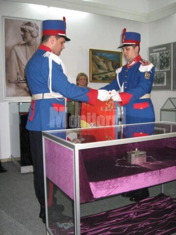 Moment de la ceremonialul de dezvelire a casetei