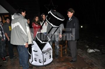 Profesorul Petru Crăciun împreună cu o grupă de elevi, lângă cel mai mare telescop mobil din țară