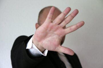 Dacă în cazul violenței fizice lucrurile sunt mai ușor de observat și delimitat, în cazul agresivității psihice manifestările sunt uneori mai subtile