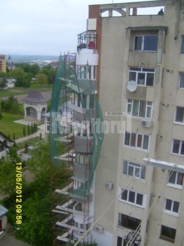 Schela metalică era în real pericol de prăbușire peste trecători și autoturismele parcate în zonă
