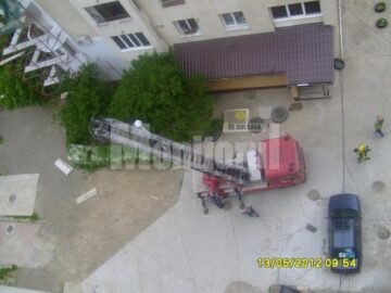 Schela metalică era în real pericol de prăbușire peste trecători și autoturismele parcate în zonă