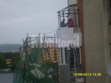 Schela metalică era în real pericol de prăbușire peste trecători și autoturismele parcate în zonă