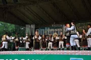 Câteva mii de oameni au participat la „Hora Bucovinei”