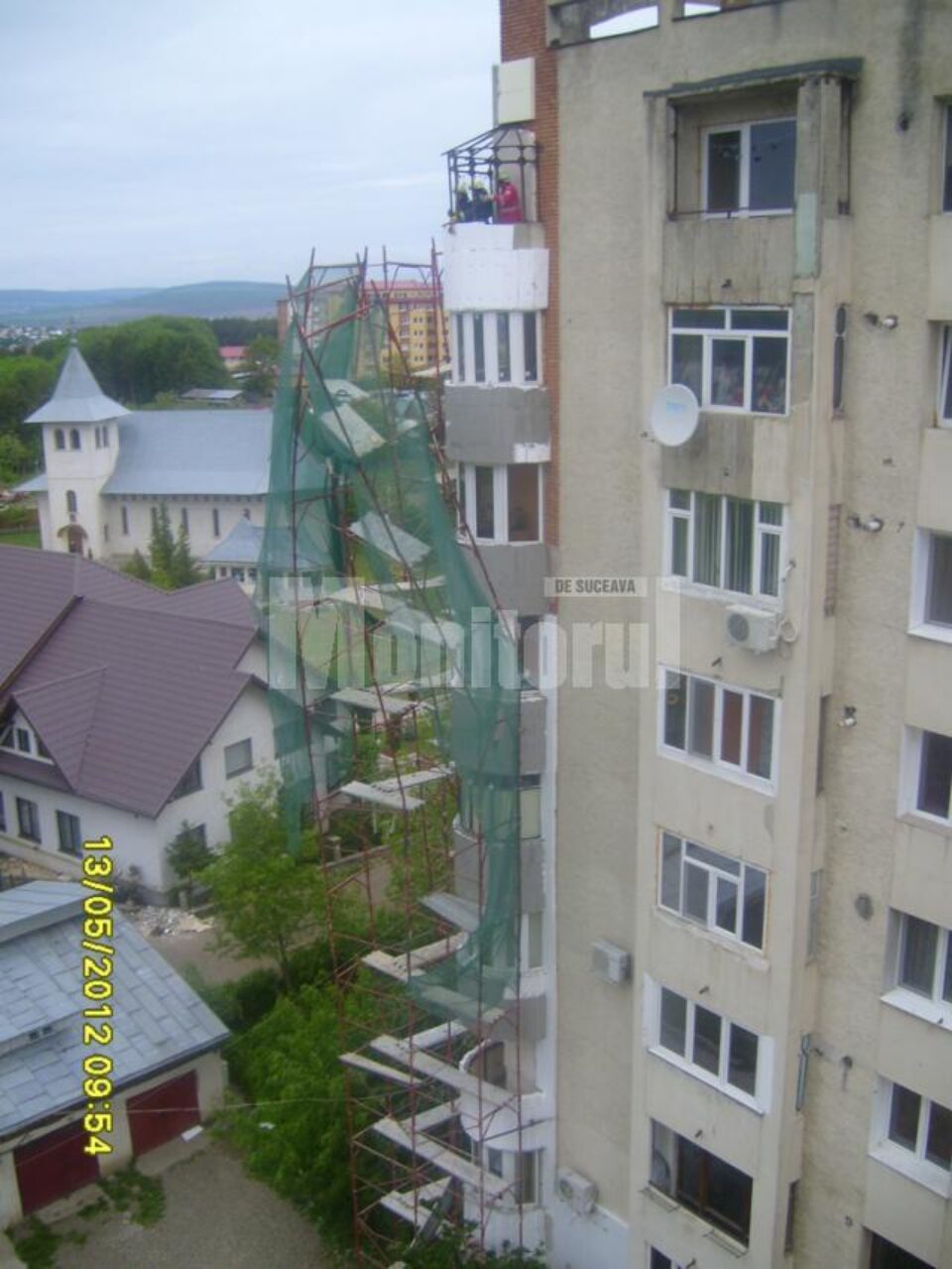 Schela metalică era în real pericol de prăbușire peste trecători și autoturismele parcate în zonă Schela metalică era în real pericol de prăbușire peste trecători și autoturismele parcate în zonă