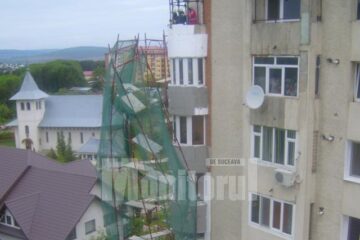 Schela metalică era în real pericol de prăbușire peste trecători și autoturismele parcate în zonă