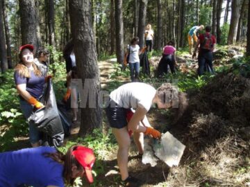 Voluntari de la „Salvați Copiii” Suceava, la strâns gunoaie în pădurea Zamca
