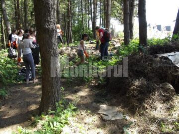 Voluntari de la „Salvați Copiii” Suceava, la strâns gunoaie în pădurea Zamca