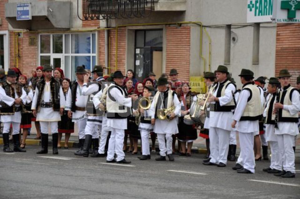 Câteva mii de oameni au participat la „Hora Bucovinei”